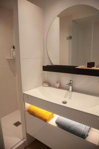 Et badeværelse på appartement vue mer avec piscine et parking + 16 billeder