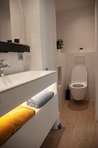 Et badeværelse på appartement vue mer avec piscine et parking