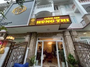 a building with a sign that reads lunch slam hong chi at Hùng Thi Hotel in Cái Răng