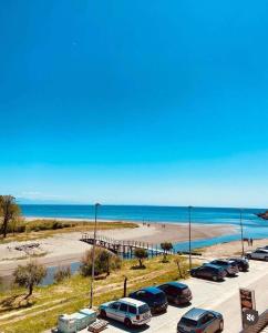 乌尔齐尼Karadag的海滩旁的停车场,有车停放