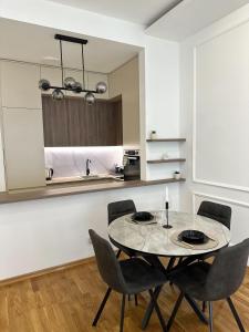 ノヴィサドにあるLU Apartmentのテーブルと椅子のあるダイニングルーム