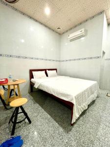 una camera da letto con un letto e un tavolino di Nhà Nghỉ Tấn Phát a Ấp Thanh Sơn (1) Altre 13 foto