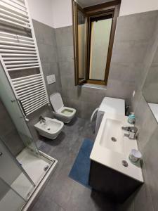 Koupelna v ubytování a casa di ASIA + 10 fotografií
