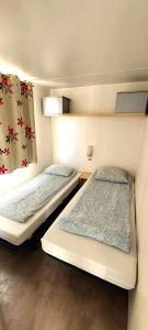 Postel nebo postele na pokoji v ubytování Triocamp Praha