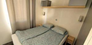 Postel nebo postele na pokoji v ubytování Triocamp Praha