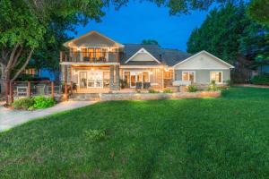 una casa con un gran césped delante de ella en Sandy Shore, en Mooresville