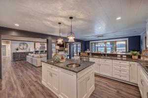 cocina grande con fregadero y sala de estar. en Sandy Shore, en Mooresville