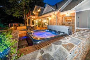 patio trasero con bañera de hidromasaje en Sandy Shore, en Mooresville