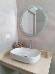 Un baño con un lavabo blanco y un espejo. en Caribbean Star in Estrella Dominicus, en La Laguna 31 fotos más