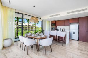 une salle à manger et une cuisine avec une table et des chaises dans l'établissement Mistiq Temple I, à Tulum