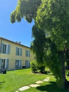 a tree in front of a building at La Torre Granaia in Serravalle Scrivia