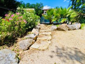 Vonkajšia záhrada v ubytovaní Love room avec jacuzzi intérieur proche Blagnac