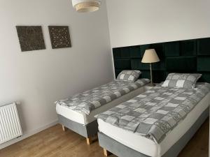 Giường trong phòng chung tại Apartament blisko dworca