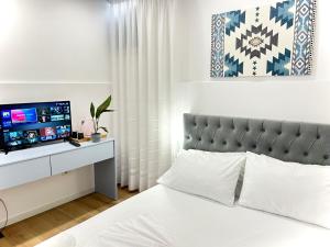 TV a/nebo společenská místnost v ubytování Tirana Square Hotel