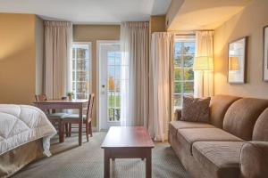 Et opholdsområde på Cozy king bed Suite - pullout couch - Pool on grounds