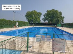 Bazén v ubytování La Antigua, casa céntrica, amplio patio, piscina y barbacoa nebo v jeho okolí