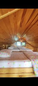 Habitación grande con muchas camas. en Yeşilyurt dağ tesisi, en Yeniköy 9 fotos más