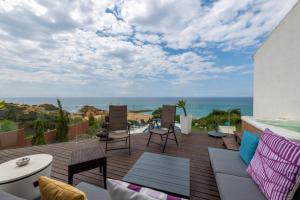 un patio con vista sull'oceano di Luxurious BEACHFRONT VILLA de la PLAGE with private beach acces ad Albufeira