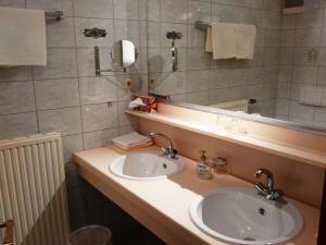 Koupelna v ubytování Hotel Schauinsland + 33 fotografií