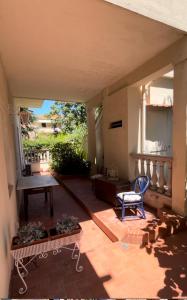 a living room with a table and a chair at Villa Olga in San Vincenzo