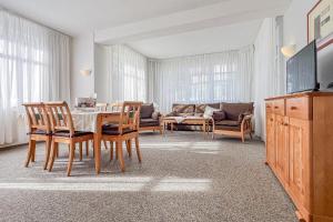 a dining room with a table and chairs at Villa Viktoria Whg 3 - "Liegeplatz" in Kölpinsee