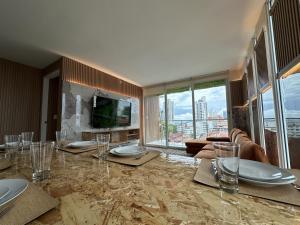 Μια τηλεόραση ή/και κέντρο ψυχαγωγίας στο 6B-Ssssstyle! 4BR