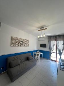 ein Wohnzimmer mit Sofa und Tisch in der Unterkunft RodiMare in Rodi Garganico