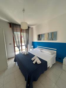 ein Schlafzimmer mit einem Bett, auf dem zwei Handtücher liegen in der Unterkunft RodiMare in Rodi Garganico