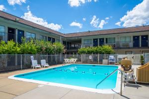 a swimming pool in front of a building at Motel 6-Sandston, VA - Richmond, Va in Sandston