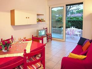 比比翁的住宿－Appartamenti Casa Del Mare，客厅配有桌子、沙发和电视