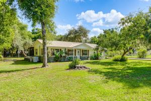 Κήπος έξω από το Welcoming Bartow Home Near Family Attractions!