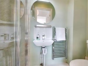 Ванная комната в 6 Bed in Keswick SZ389 +33 фотографии