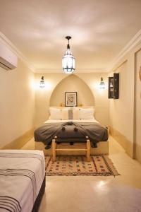 Postel nebo postele na pokoji v ubytování Riad Algora en exclusivité 13 P au cœur de la Médina