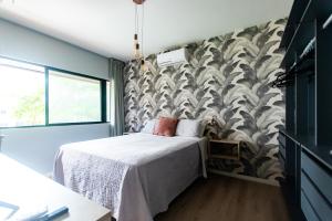 a bedroom with a bed and a wall mural at Flat Manhattan frente ao Dona Lindu in Recife +47 photos