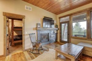 un soggiorno con camino e TV di Apres Powder Haus a Lead