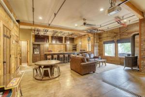 un soggiorno con un divano e un tavolo di Apres Powder Haus a Lead