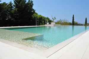 een zwembad met turquoise water bij Villa Carola in Gallipoli