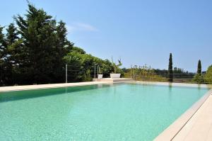 een groot zwembad met blauw water bij Villa Carola in Gallipoli +41 foto's