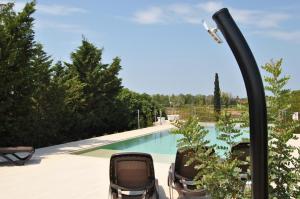 een zwembad met twee stoelen naast een zwembad bij Villa Carola in Gallipoli