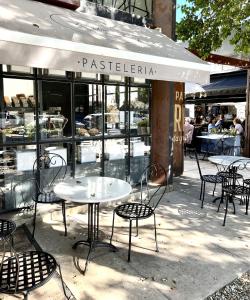 a group of tables and chairs in front of a restaurant at Soñado Departamento en B Jardin in Cordoba