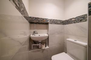 Un baño blanco con lavabo e inodoro. en Shoemakers House, en Kendal 20 fotos más