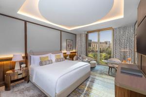 利雅德Mandarin Oriental Al Faisaliah, Riyadh的一间带一张白色大床的卧室和一间客厅