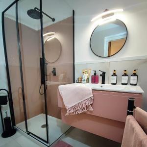 un baño con ducha y espejo en Greta's home, en Gaeta