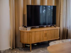 TV a/nebo společenská místnost v ubytování Take me here with a sea view by Salt Apartments