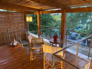 a room with a balcony with a table and chairs at Hotel Mango Verde Bed & Breakfast in Piura