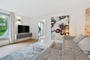 TV a/nebo společenská místnost v ubytování Modern 1BR Apartment in UNESCO Grund, Luxembourg