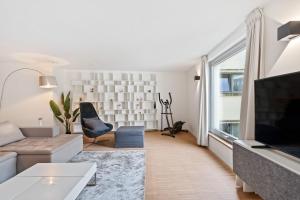 TV a/nebo společenská místnost v ubytování Modern 1BR Apartment in UNESCO Grund, Luxembourg