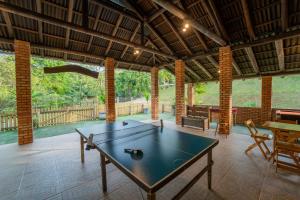 a ping pong table in the middle of a room at Recanto Vera Lucia in Santo Amaro da Imperatriz