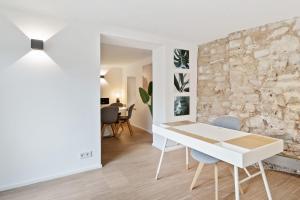 Posezení v ubytování Modern 1BR Apartment in UNESCO Grund, Luxembourg