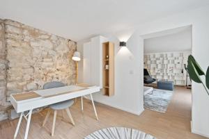 Posezení v ubytování Modern 1BR Apartment in UNESCO Grund, Luxembourg